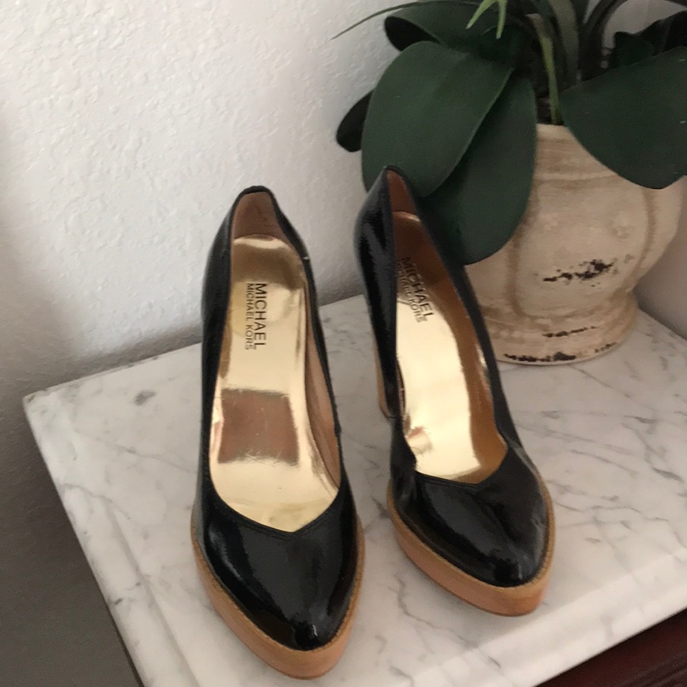 I’m selling a pair of new black heels without tag